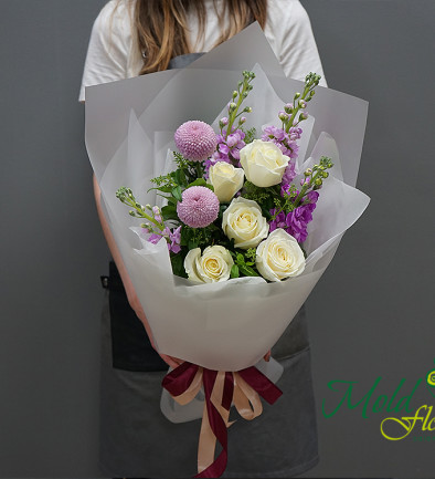 Букет с белыми розами и маттиолой Фото 394x433